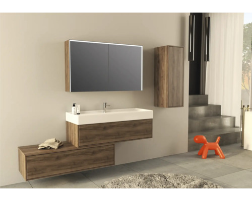 Badrum med tvättställ, spegelskåp, hängskåp och orange dekorativ figur