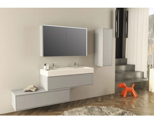 Modernt badrum med tvättställ, spegelskåp och högskåp