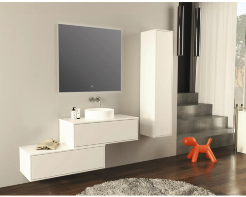 Badrum med handfat, underskåp, spegelskåp och högskåp i vitt