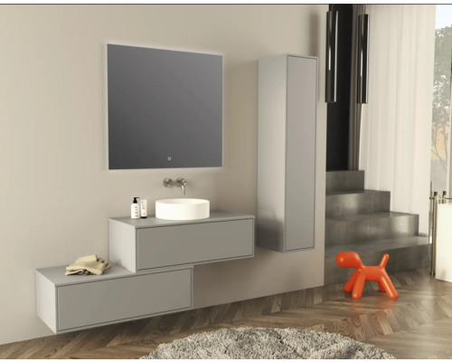 Modernt badrum med tvättställ, spegel och högskåp