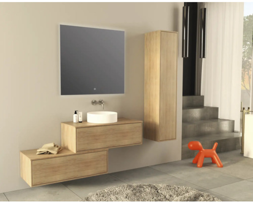 Modernt badrum med tvättställ, spegel och högskåp i trälook