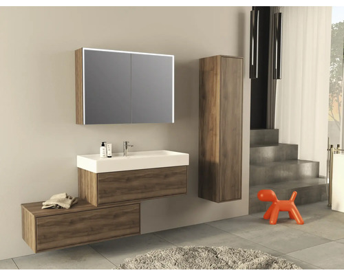 Modern badrumsmöbel med tvättställsskåp, spegelskåp med belysning och högskåp i träoptik.