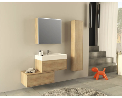 Badrum med tvättställsskåp, spegelskåp och högskåp i trälook