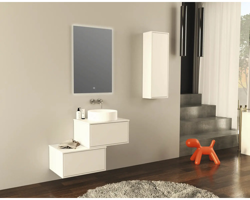 Modernt badrum med handfat, spegel och förvaringsutrymme