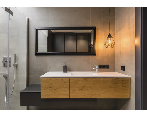 Modernt badrum med tvättställ, spegel och belysning