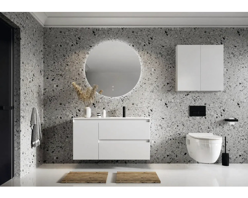 Modernt badrum med tvättställ, spegel, skåp, toalett och dekoration