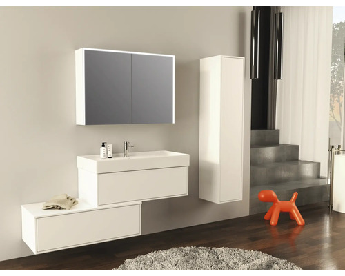 Modernt badrum med handfat, spegelskåp med belysning och högskåp