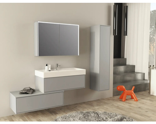 Modernt badrum med handfat, spegelskåp med belysning och högskåp