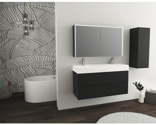 Modernt badrum med dubbla handfat, spegelskåp med belysning och ett högskåp