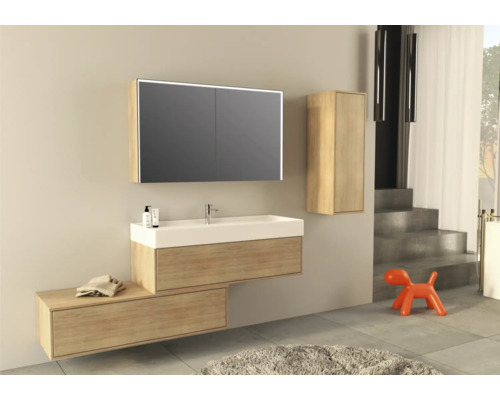 Modernt badrum med tvättställ, spegelskåp och högskåp i träutseende