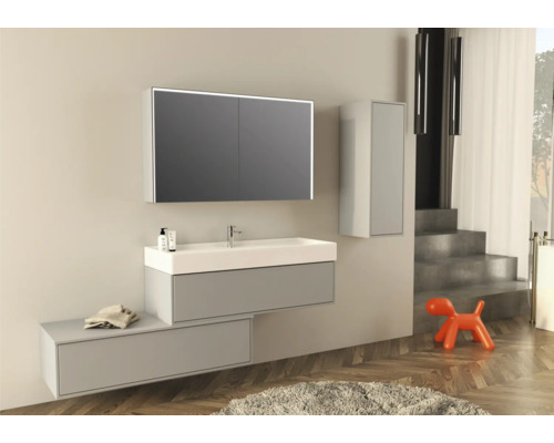 Modernt badrum med tvättställ, spegelskåp och högskåp