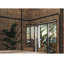 Interiör med tegelvägg, rör och dörr med glas