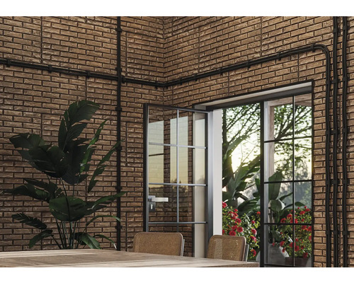 Interiör med tegelvägg, rör och dörr med glas