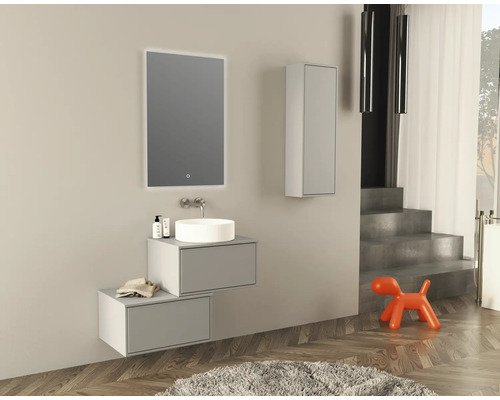 Modernt badrum med spegel, tvättställ, underskåp och högskåp.