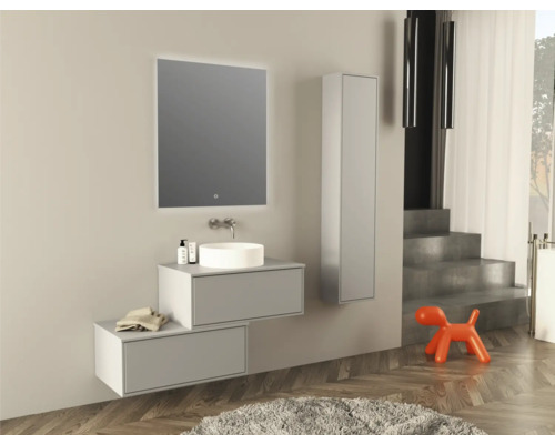 Modernt badrum med handfat, spegel, underskåp och högskåp