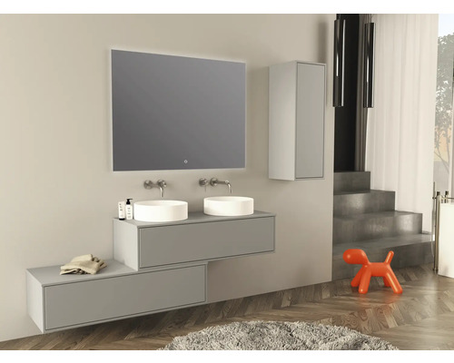 Modernt badrum med dubbla handfat, spegel, hängande skåp och dekoration