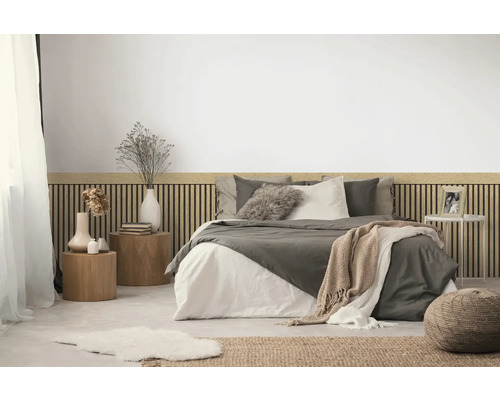 Sovrum med säng, sängbord, dekoration och väggpaneler