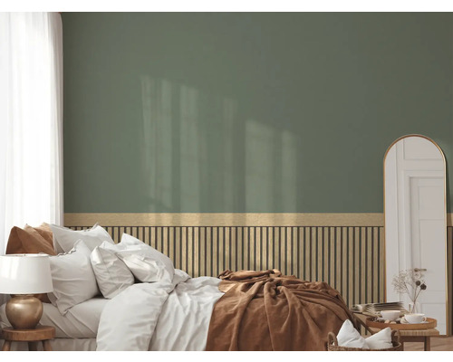 Ljust sovrum med säng, sängbord, lampa och väggpaneler