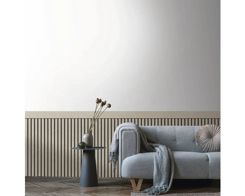 Ljust vardagsrum med soffa, sidobord och väggpaneler