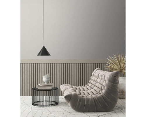 Vardagsrum med fåtölj, sidobord, hänglampa och väggpaneler