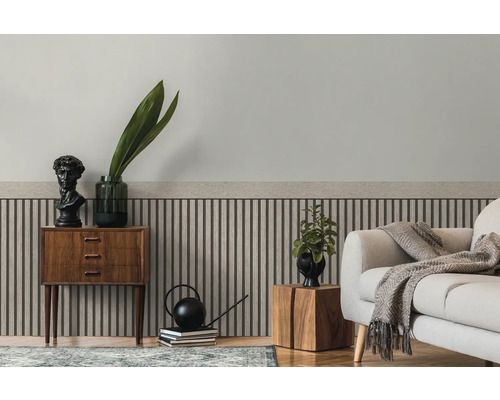 Vardagsrum med väggpaneler, byrå och soffa för en stilfull inredning.