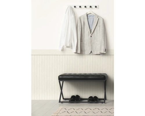 Hall med hallbänk, jacka och skjorta på en klädhängare med krokar