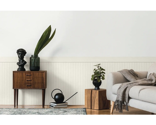 Vardagsrum med byrå, växt, dekoration och soffa