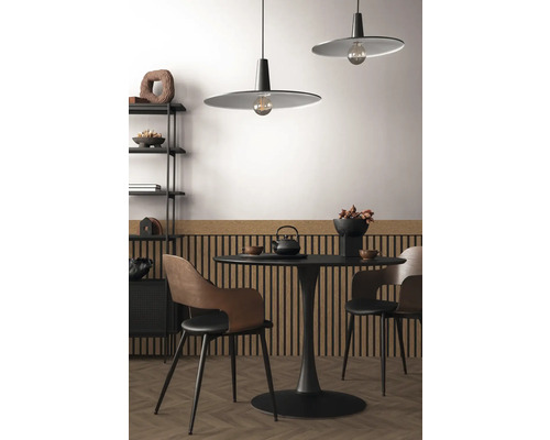 Matsal med matbord, stolar och taklampor för en mysig atmosfär