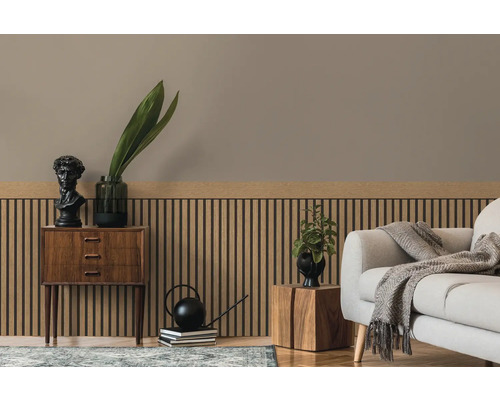 Vardagsrum med träpanel, byrå och soffa för en mysig atmosfär