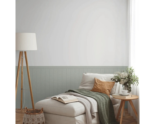 Mysig läshörna med schäslong, golvlampa och sidobord