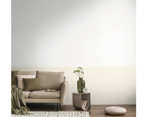 Vardagsrum med soffa, sidobord och väggpaneler i lantlig stil