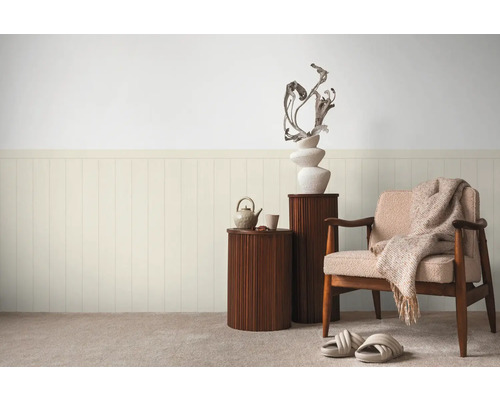 Vardagsrum med träpanel, fåtölj, sidobord och dekoration