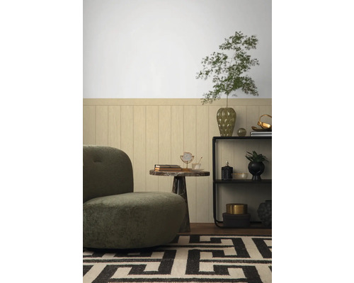 Vardagsrum med fåtölj, bord och dekorerade ytor