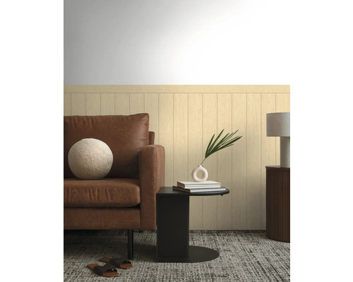 Vardagsrumsscen med en brun lädersoffa, sidobord och dekorativa element