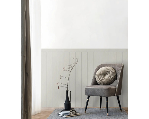 Vardagsrum med stol, dekoration och väggpaneler