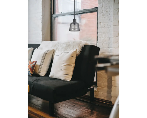 Pendellampa ovanför soffa i ett ljust rum