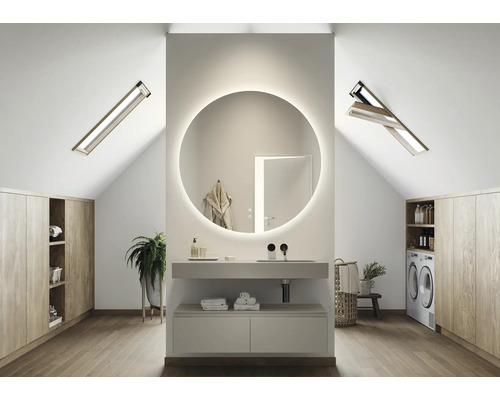 Badrum på vinden med rund spegel, tvättställ, takfönster och inbyggda garderober