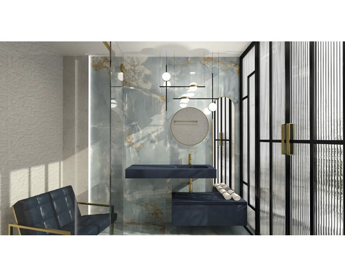 Badrum med handfat, spegel, belysning och sittplats för en modern inredning.