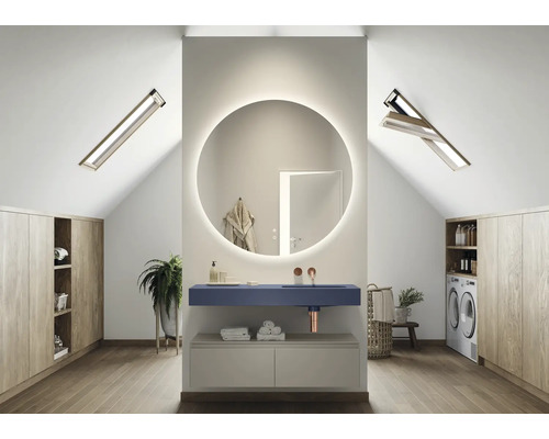 Ljust badrum på vinden med tvättställ, spegel och takfönster