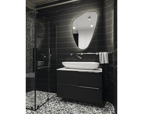 Modernt badrum med dusch, tvättställ och spegel