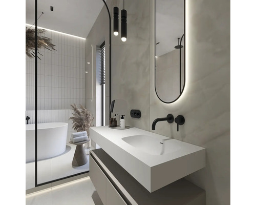 Modernt badrum med fristående badkar, tvättställ och spegel