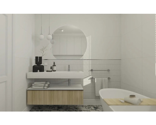 Ljust badrum med tvättställ, rund spegel, badkar och marmorgolv