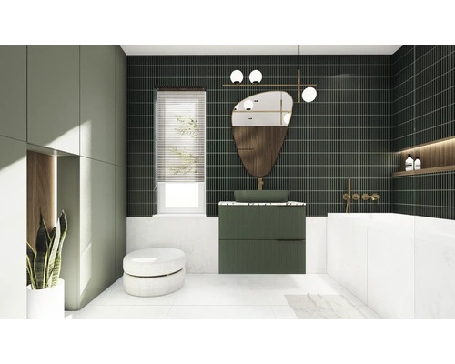 Ljust badrum med handfat, spegel, toalett och badkar.