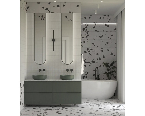 Ljust badrum med dubbla handfat, speglar och fristående badkar