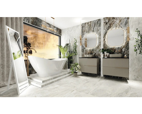 Modernt badrum med fristående badkar, handfat och spegel