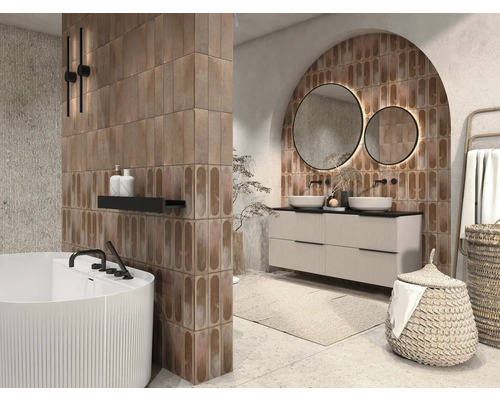 Modernt badrum med badkar, handfat och spegel