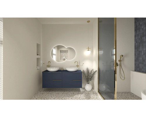 Badrum med dubbla handfat, spegel med belysning och dusch