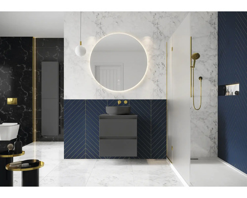 Modernt badrum med tvättställ, spegel och dusch