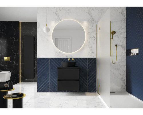 Modernt badrum med tvättställ, spegel med belysning och dusch.