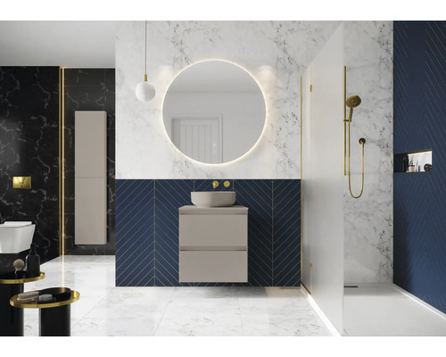 Modernt badrum med tvättställ, spegel med belysning, dusch och marmorvägg